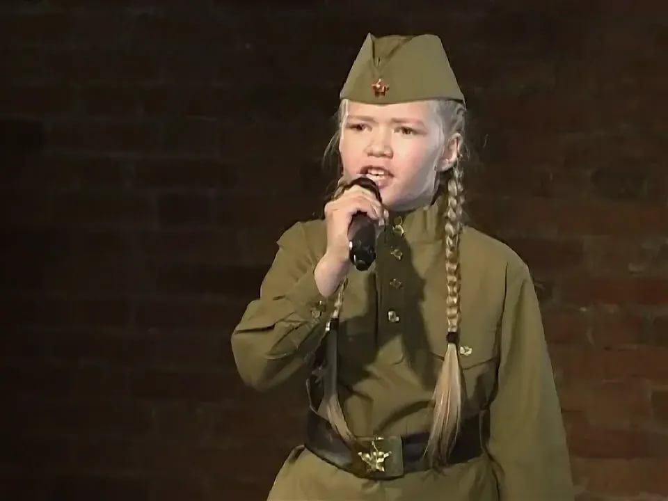 Советские чтецы. Дети поют о войне. Дети в военной форме поют. Дети поют день Победы. Детский военный хор.