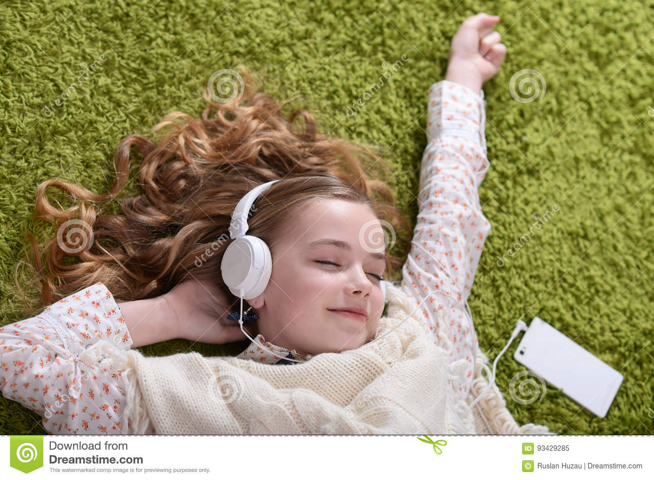 Слушать девочка милашка а в руках. Милая маленькая девочка в наушниках. Девочка слушает девочку. Маленькая девочка слушает музыку. Девочки маленькие СЛУШАЮТ музыку.