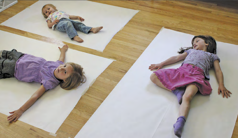 Другое занятие и больше. Занятия с ребенком на полу. Ребенок рисует на полу. Дети стоят на листе бумаги. Дети легли на пол.